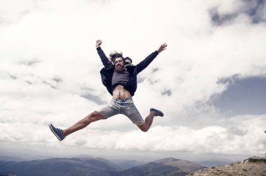 Adam ya da bulutlu gökyüzü arka plan üzerinde sakallı adam.