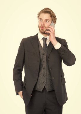 Ciddi sakallı bir menajer..