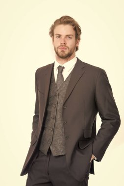 Ciddi sakallı bir menajer..