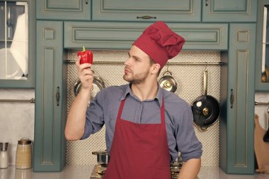 Adam kırmızı şapkalı, önlük sebzeli yemek