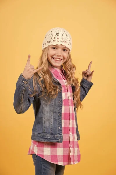 Barnmodell i jeans kostym, hatt leende med horn händer — Stockfoto