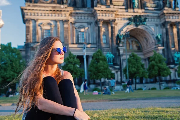 Hübscher Kerl sitzt mit Sonnenbrille vor dem Berliner Dom — Stockfoto