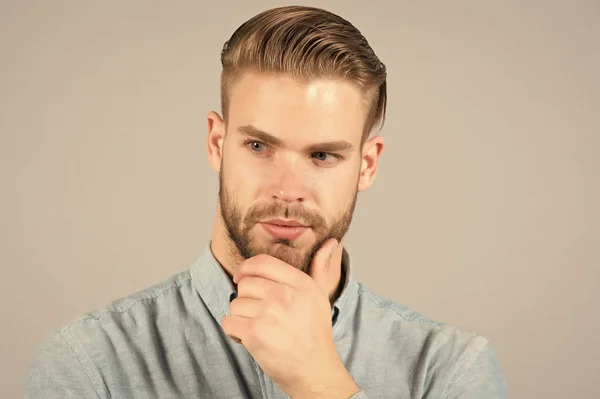 Macho avec coiffure élégante toucher barbe avec la main. Homme barbu avec une peau jeune et saine. Un type au visage non rasé et à la moustache. Toilettage de la barbe et soins des cheveux dans le salon de coiffure. Concept beauté Soins de la peau et Hommes — Photo