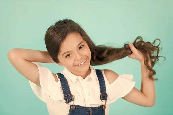 Sonrisa infantil con cabello moreno saludable —  Fotos de Stock