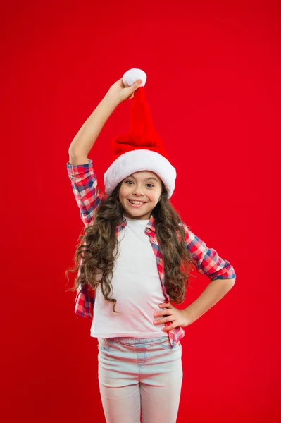 Cumpărături de Crăciun. O fetiţă cu pălărie de Moş Crăciun. Prezent pentru Crăciun. Copilăria. Petrecere de Anul Nou. Moş Crăciun copil claus. Sărbători fericite de iarnă. Fetiţă. Cel mai bun cadou de Crăciun — Fotografie, imagine de stoc