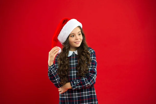 Подарок на Рождество. Детство. Рождественские покупки. Новогодняя вечеринка. Малыш Санта Клауса. Маленькая девочка в красной шляпе Санты. С зимними праздниками. Маленькая девочка. Наши традиции. Я люблю свою страну. — стоковое фото