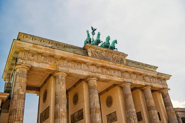 Brandenburger Tor på solig dag i Berlin. Tyskland — Stockfoto