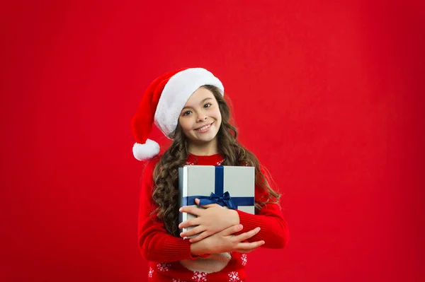 Regalo para Navidad. Feliz Año Nuevo 2019. Infancia. Felices fiestas de invierno. Niña pequeña. Fiesta de año nuevo. Chico Santa Claus. Compras de Navidad. Niña niña en sombrero rojo de santa —  Fotos de Stock