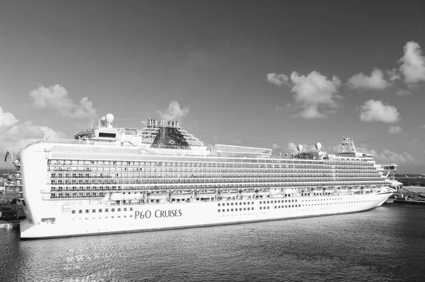 Reizen-cruiseschip aangemeerd in de haven aan zee. P O Cruises reizen. Recreatie- en zomer vakantie reizen. Vervoer. reizen over zee. Perfecte start van de vakantie — Stockfoto