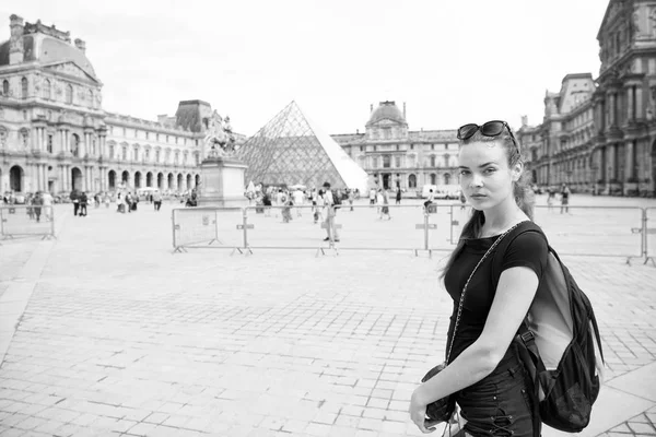 Menina turista passeios a pé Paris praça centro da cidade. Mochileiro a explorar a cidade. Mulher ficar em frente ao espaço de cópia arquitetura urbana. Tenho de visitar o local. Guia para os turistas explorarem Paris — Fotografia de Stock