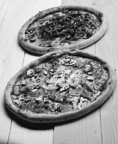 Pizza com pepperoni, cogumelos e ovo sobre fundo de madeira amarelo — Fotografia de Stock