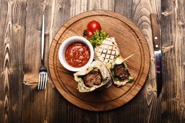 Kırmızı biber soslu biftek tortilla. Enchiladas üzerinde ahşap yaban domuzu