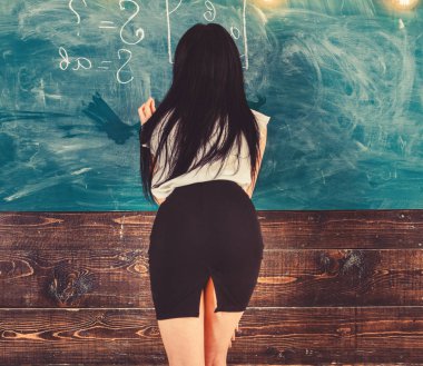 Kara tahta, dikiz yazma matematik öğretmeni. Bayan seksi öğretmen kısa etek formülü açıklayan kesilmiş. Seksi öğretmen kavramı. Güzel kalça matematik öğretimi kadınla