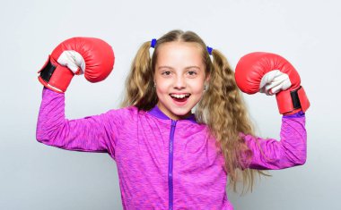 Başarılı lider beceri. Kız beyaz arka plan üzerinde poz kırmızı eldivenli sevimli çocuk. Lider yetiştirme. Güçlü çocuk boks. Spor ve sağlık kavramı. Boks spor kadın için. Spor yetiştirme