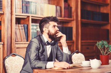 Editör ve edebiyat kavramı. Okuma ve kitap hakkında düşünme editörü