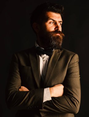 Kahverengi arka planda retro takım elbiseli ve yelekli adam.