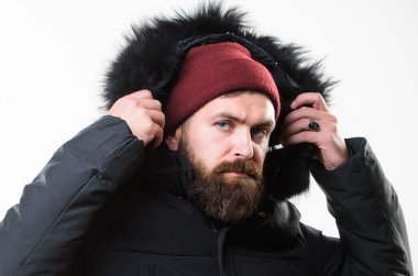 Hood sıcaklık ve hava direnci ekler. Nasıl en iyi kış ceket tercih. Kış sezonu erkek giyim. Hava geçirmez ceket kavramı. Sakallı adam ayakta beyaz arka plan üzerinde izole sıcak ceket parka