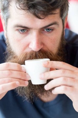 Kahve molası kavramı. Hipster içme kahve kapatın. Kafein şarj. Sakal ve bıyık ve kahve olan adam. Sakallı adam kokusu taze espresso keyfini çıkarın. Adam espresso kahve ile rahatlatıcı