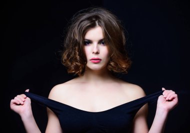 Profesyonel makyaj. Güzellik Salonu konsept. Kıvırcık saç ve makyaj siyah arka plan üzerine olan kadın. Zarif kıyafeti için makyaj fikir. Dumanlı gözler makyaj ve pembe ruj ile çekici şık bayan