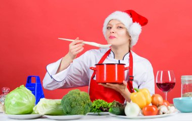Ana yemek deneyin. Kolay fikirler Noel partisi için. Sağlıklı Noel tatil tarifleri. Kadın şef santa şapka yemek tahta kaşık tutun. En iyi Noel yemek tarifleri. Noel akşam yemeği fikir. Aile için yemek