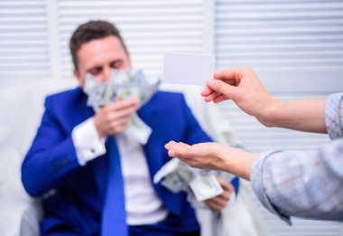 Heyecanlı başarılı iş adamı ile para bir kutuyu açtın ve kar sevinir. Adam nakit para. İş, insan ve mali kavramı.