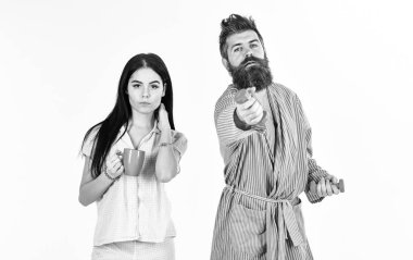 Alternatif yaşam tarzı kavramı. Çift, ailesi, alternatif enerji kaynağı sunar. Pijama, bornoz stand beyaz arka plan üzerinde izole aşık çift. Halter, kahve fincanı kızla olan adam