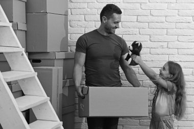 Adam ve kız kutusu beyaz tuğla duvar arka plan üzerinde tutun.