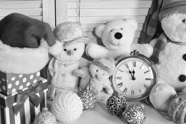 Leksaker placeras på trä vägg bakgrund. Snögubbar och nallebjörnar — Stockfoto