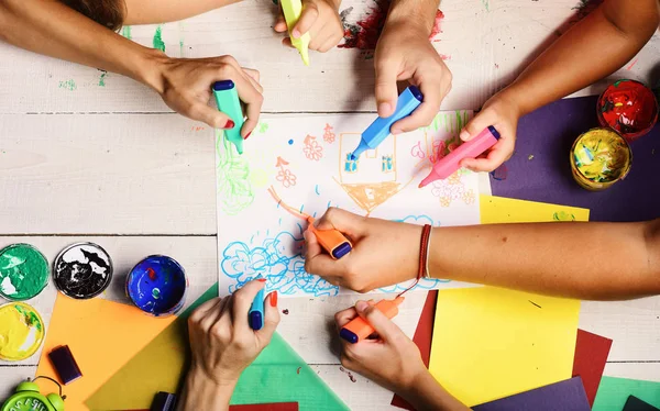 Handen houden kleurrijke markeringen en teken kinderen illustratie — Stockfoto
