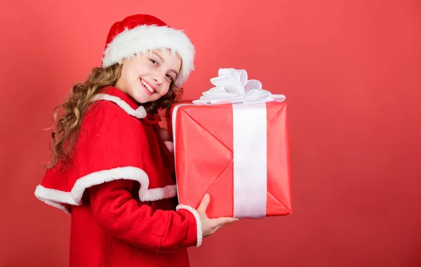 Mi van benne. Lehetővé teszi, hogy a nyitott karácsonyi ajándék. Boldogság és öröm koncepció. Ajándék házhozszállítás. Kis lány ünneplik a karácsonyt. Olyan izgatott vagyok. Lány aranyos gyermek santa jelmez tartsa karácsonyi ajándék doboz — Stock Fotó