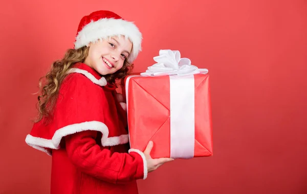 Lo que hay dentro. Deja abierto el regalo de Navidad. Concepto de felicidad y alegría. Servicio de entrega de regalos. Una niña pequeña celebra la Navidad. Estoy tan emocionada. niña lindo niño santa traje celebrar navidad caja de regalo —  Fotos de Stock