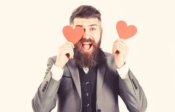 Saludo de San Valentín. Feliz hombre barbudo con corazones rojos saludando a Valentine —  Fotos de Stock