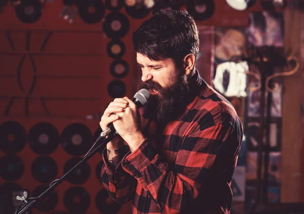 Músico com barba e bigode cantando no karaoke . — Fotografia de Stock