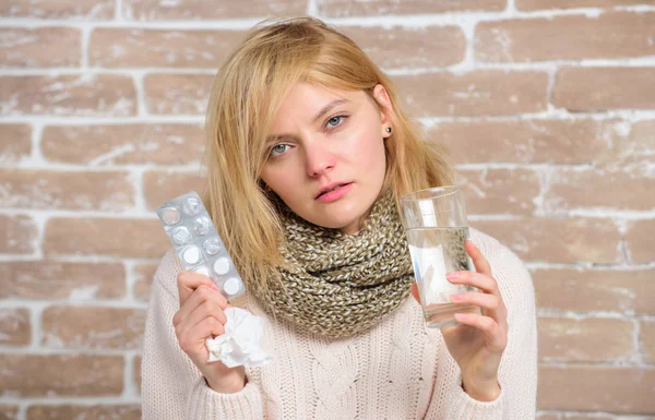 Rompere il concetto di febbre. La ragazza prende le medicine per alleviare la febbre. Cefalea e febbre rimedi. Donna malata in possesso di acqua di vetro e compresse blister. Prendi delle pillole per alleviare la febbre. Bere un sacco di liquidi — Foto Stock