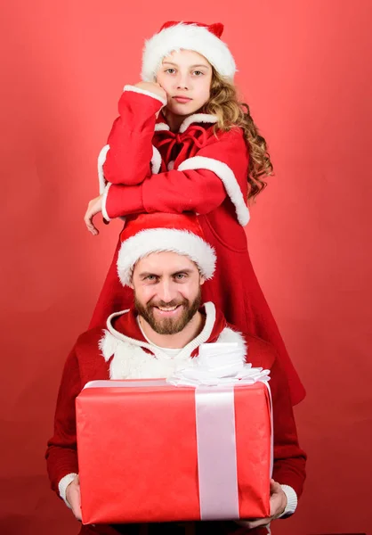 Fiesta de Navidad. Cómo ser guía de los padres de Santa Claus. La creencia en santa constituye la parte más mágica de la infancia. Mi padre es Santa Claus. niña poco lindo niño y barbudo padre desgaste santa traje — Foto de Stock