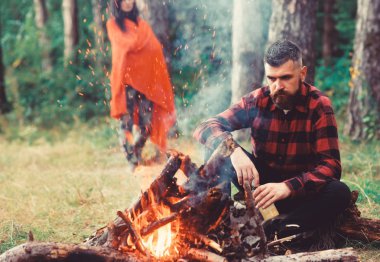 Piknikte yorgun ve yapayalnız bir adam, barbekü