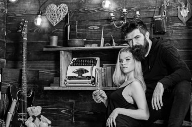 Çift gamekeepers evde, ahşap iç arka plan romantik akşamın. Romantik kavramı. Kız ve erkek sakin yüzleri sıcak atmosferde rahatlayın. Aşık çift hugs, birlikte sarılma