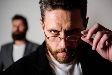 Akıllı göz atmak. Akıllı görünüm için aksesuar. Şimdi her şeyi anlıyorum. Dikkatli göz atmak. Seçici akıllı Müfettiş. Adam yakışıklı adam giyim gözlük sakallı. Göz sağlığı ve görme. Optik ve vizyon kavramı