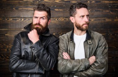 Vahşi erkek deri ceket giymek. Şık siyah deri ceket içinde poz erkekler acımasız sakallı hippi. Deri moda erkek giyim. Yakışıklı şık ve serin. Acımasız deri giysili emin hissediyorum