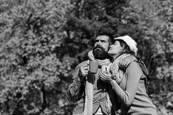 Couple Love Sits Park Holding Cups Tea Coffee Relationship Hot — Stock Photo, Image