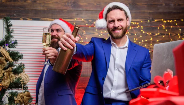 Mensen uit het bedrijfsleven drinken champagne op feestje. Collega's vieren corporate partij new jaar. Bezit champagneglazen mannen zakenpartners en collega's. Kantoor partij concept. Corporate partij New year — Stockfoto