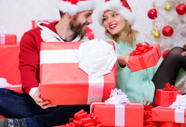 Ζευγάρι ερωτευμένο απολαμβάνει τις χειμερινές διακοπές. Γυναίκα και γενειοφόρος άντρας στην αγάπη κάθονται κοντά στο φόντο χριστουγεννιάτικο δέντρο. Παραμονή Χριστουγέννων με αγάπη. Η αγάπη είναι το καλύτερο δώρο. Οικογενειακό παντρεμένο ζευγάρι στο σπίτι — Φωτογραφία Αρχείου