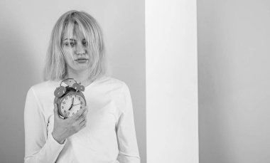 Bir daha korkunç uyanış. Sağlığa zararlı uyku eksikliği. Oversleeping yan etkileri çok fazla zararlı uyuyor. Kız uykulu tousled saç tutar Çalarsaat uyandım. Yaşam üzerindeki etkileri kötü uyku alışkanlıkları