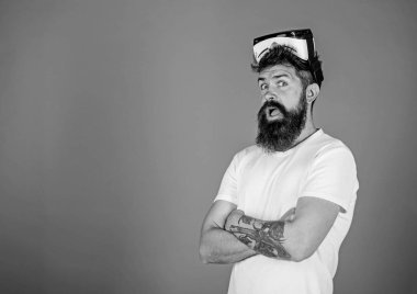 Sakal ve bıyık Vr gözlük, mavi arka plan ile olan adam. Adam Vr gözlük veya baş ile ekran monte. VR teknolojisi kavramı. Ellerini göğsüne, kopya alanı geçti hipster sürpriz yüz tutar