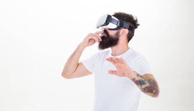 Adam hipster Vr gözlük beyaz arka plan sakallı. İnteraktif yüzey sanal gerçeklik kavramı. Adam kafa monte ekran ile etkileşim sanal gerçeklik. Sanal gerçeklik keşfetmek hippi. Sanal yaşam