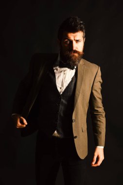 Yönetmen ya da girişimci şık sakallı ve bıyıklı..