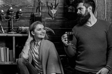 Çift keyifli akşamlar, iç arka plan harcamak. Kadın ve erkek gülümseyen yüzler üzerinde sıcak içecekler ile rahat atmosferinin keyfini çıkarın. Coziness kavramı. Aile, aşık çift gamekeepers evde iyi tatiller