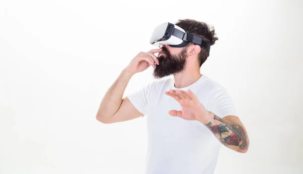 Człowiek Brodaty hipster Vr okulary białe tło. Koncepcja powierzchni interaktywnej wirtualnej rzeczywistości. Facet z głowy na wyświetlaczu zamontowanym interakcji wirtualnej rzeczywistości. Hipster zwiedzania wirtualnej rzeczywistości. Wirtualne życie — Zdjęcie stockowe