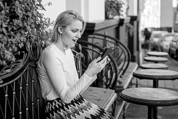 Mulher cara entusiasta com smartphone criar compromisso em rede social e esperar amigos café terraço. Menina esperar reunião com os amigos. Marque consulta na rede social. Marque consulta — Fotografia de Stock