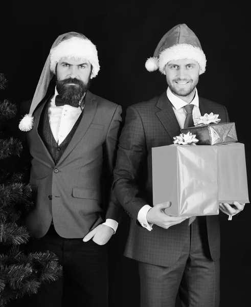 Los gerentes con barba se preparan para Navidad. —  Fotos de Stock